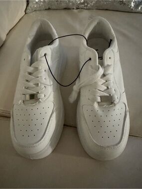 Streetwear Society Women’s Classic White Low-Top Sneakers